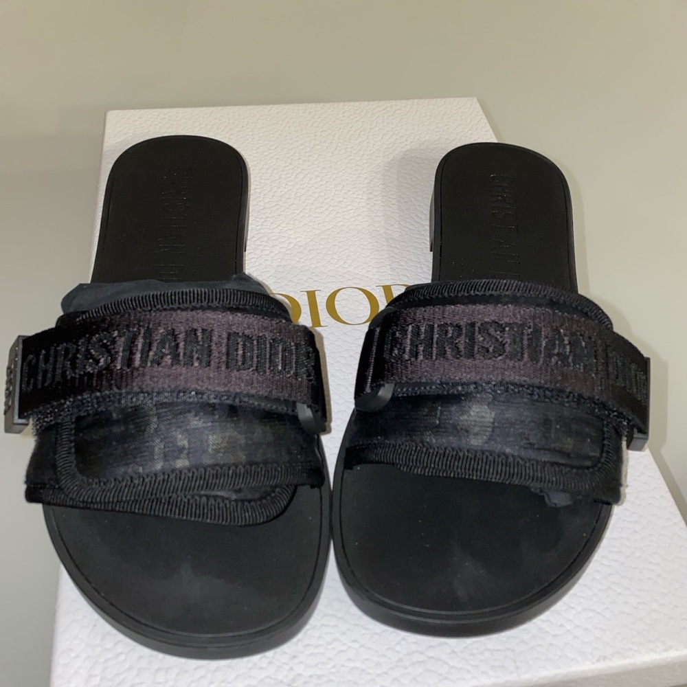Dior Never Worn. Comes with Dust Bag & Receipt